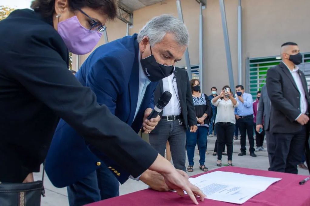 Morales firmó el acta para la construcción del edificio de la Escuela Secundaria N° 39 de Campo Verde y calificó de "egoístas e irresponsables" a los vecinos que se oponen a la obra.