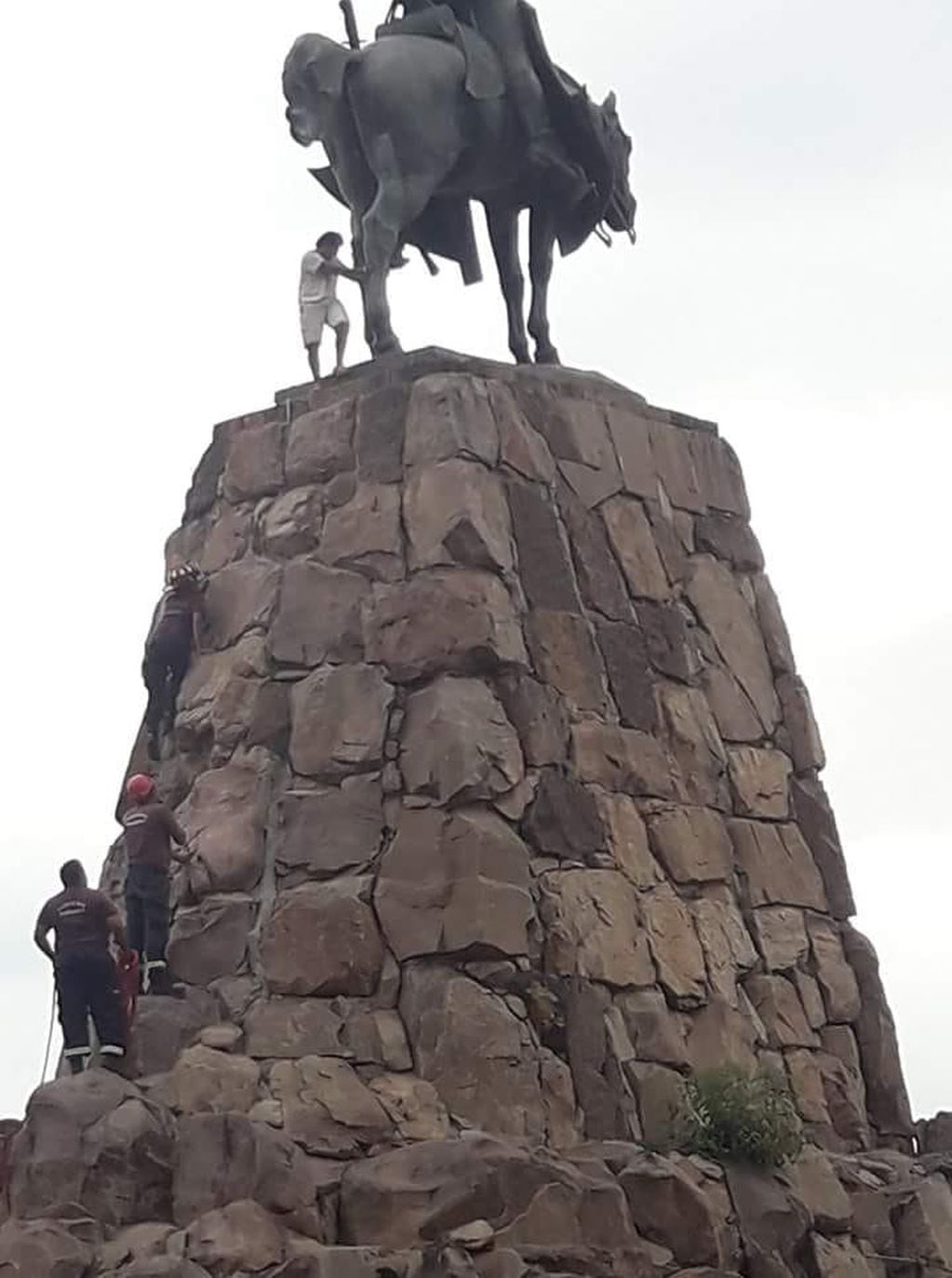 Escaló el Monumento a Güemes, pero no pudo bajar. (Web)