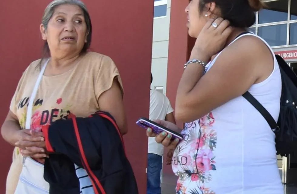 Victoria Páez, ,la madre del joven accidentado lo cuida en el hospital.