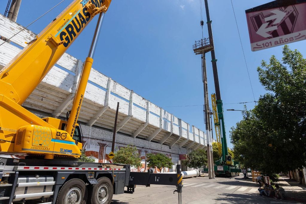 Las grúas trabaja en el Monumental de Alta Córdoba para retirar las torres de iluminación del estadio. (Prensa Instituto)