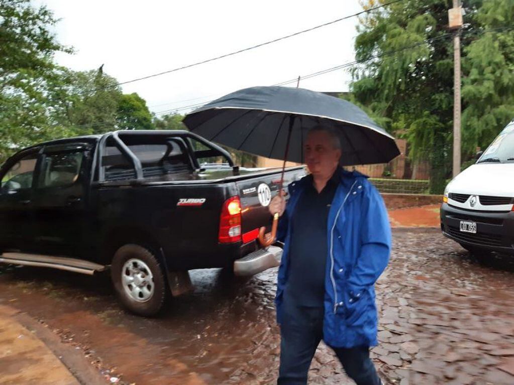 Como un vecino más llega a votar el gobernador de Misiones, Hugo Passalacqua. Caminó desde su casa sin custodia ni vehículo oficial. (Misiones Online)