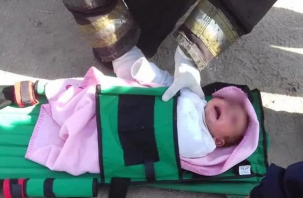 La bebe rescatada fue atendida por médicos, que constataron que estaba en buen estado.