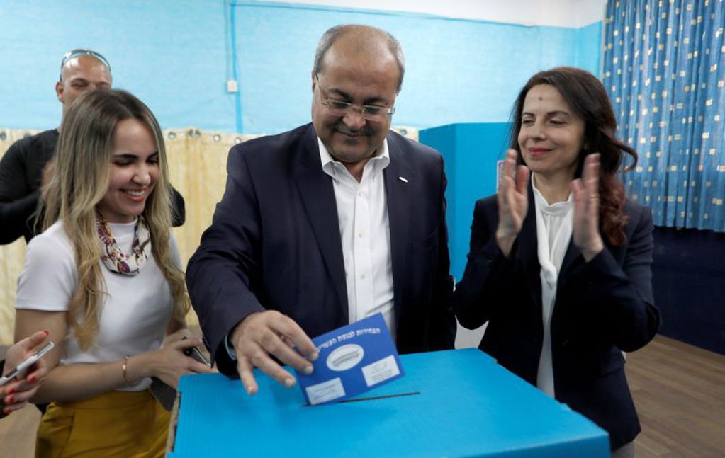 Ahmed Tibi, líder de la coalición Hadash-Tal, ejerce su derecho al voto en las elecciones generales