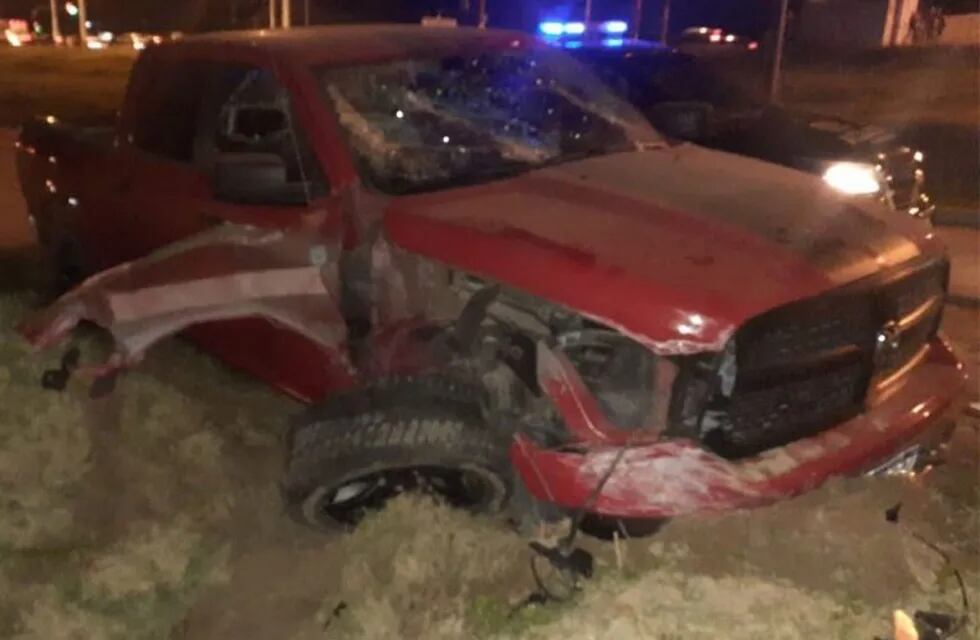 La camioneta Dodge RAM que conducía un conocido abogado santafesino quedó destruida. (LT10)