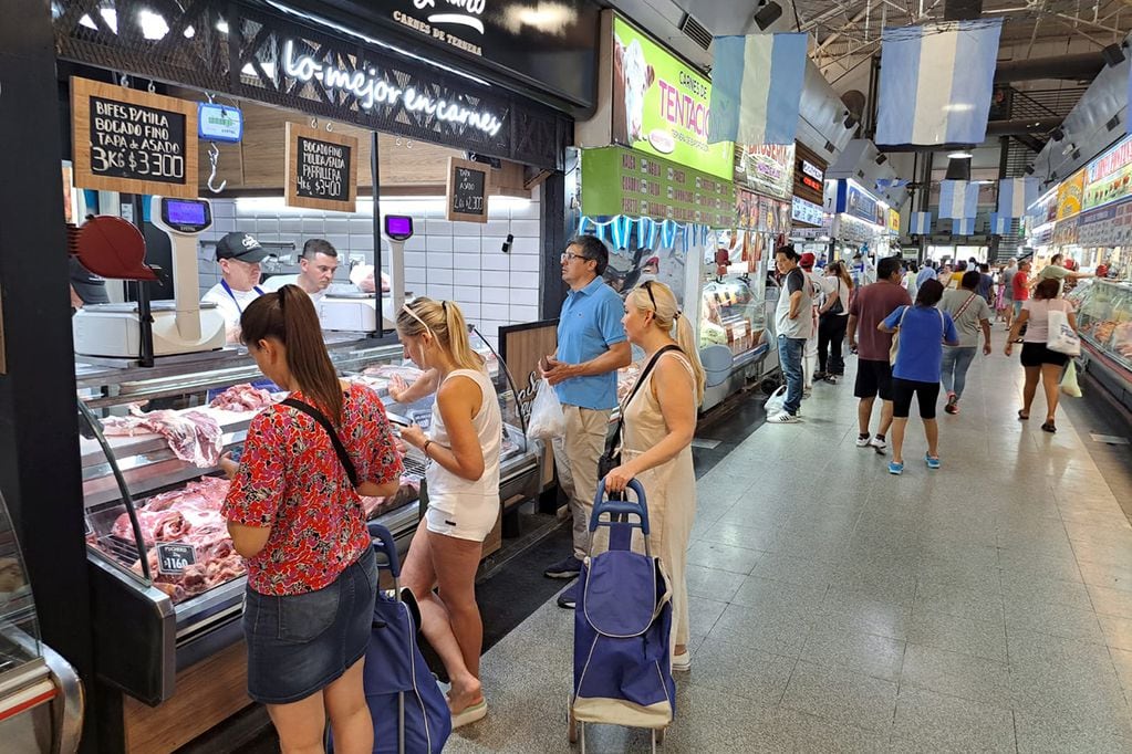 Compras previas a las fiestas en el Mercado Norte de Córdoba. (Nicolás Bravo / La Voz)
