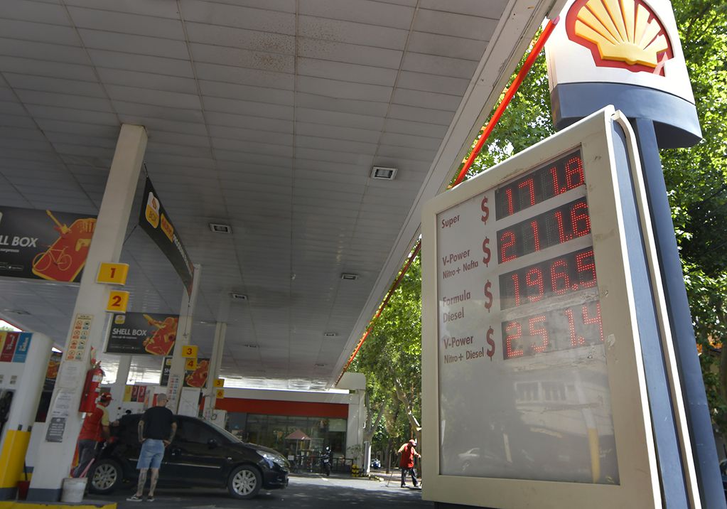 La petrolera Raízen Argentina, licenciataria de la marca Shell, aplicó el aumento del 4% en los combustibles desde este miércoles. 

