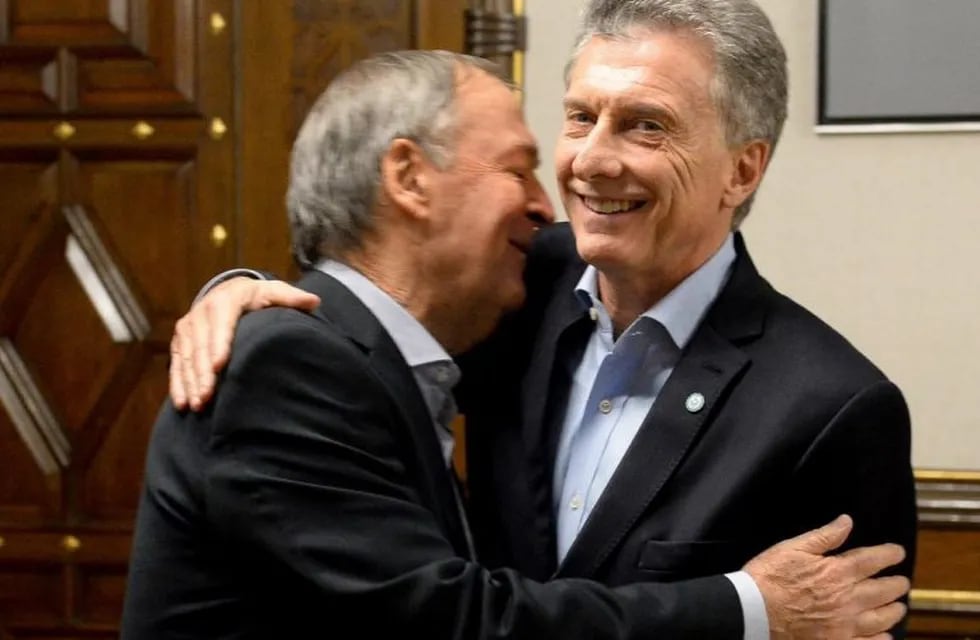 El saludo entre Schiaretti y Macri. (Presidencia)