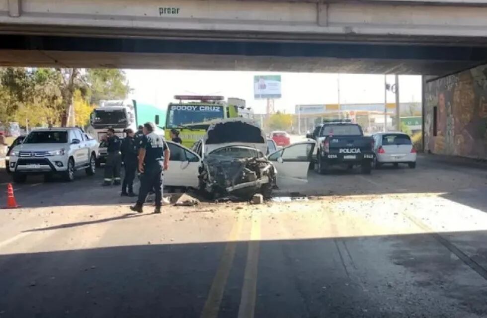 Una mujer salvó su vida de milagro al caer con su auto desde un puente en el Acceso Sur, en Godoy Cruz.