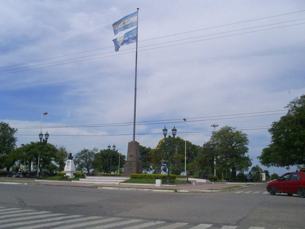 El mástil municipal cumplió 79 años de su emplazamiento en la víspera del día de la bandera