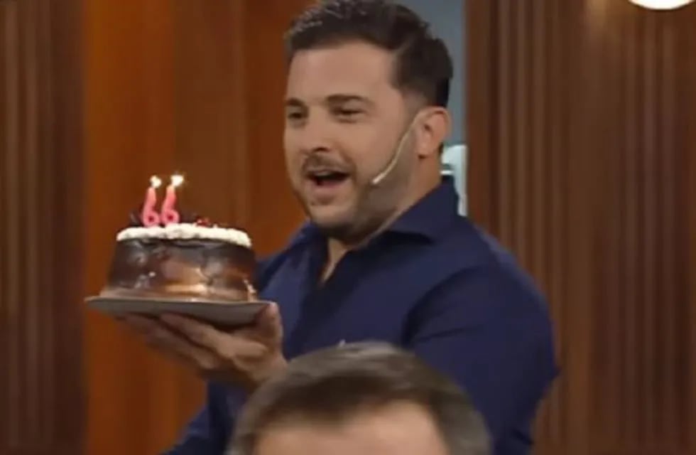 Diego Brancatelli sorprendió a todos con una torta para cantarle el feliz cumpleaños a Cristina Kirchner.