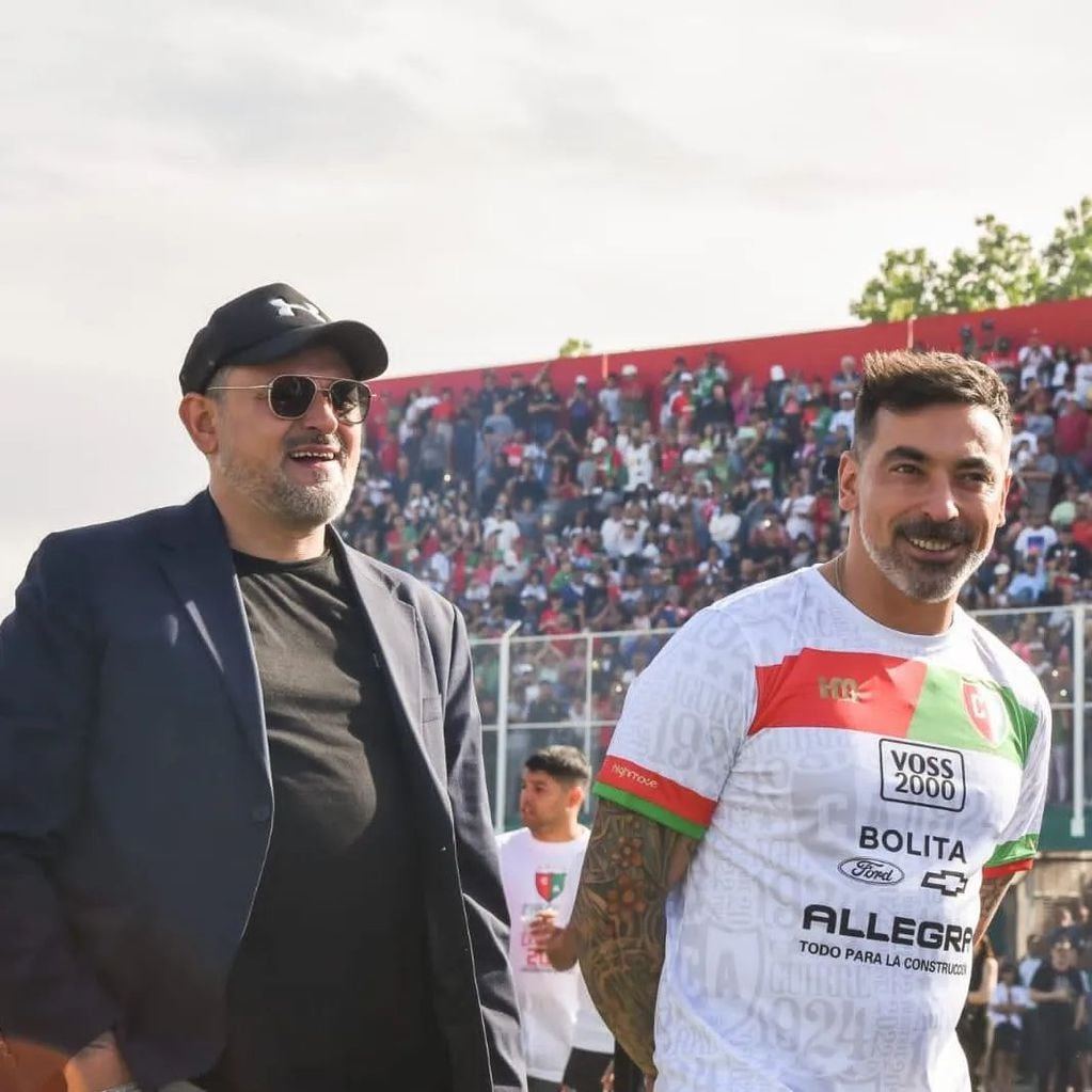El Pocho Lavezzi jugó en la inauguración del estadio de Coronel Aguirre