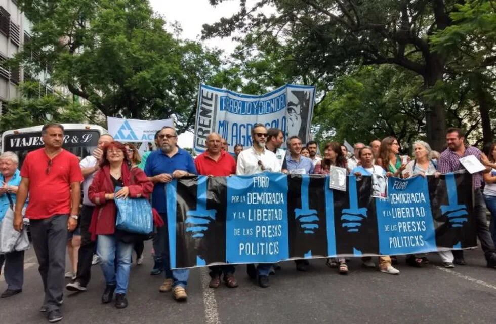 La Tupac Amaru marcha desde el Obelisco a la Casa de Jujuy.