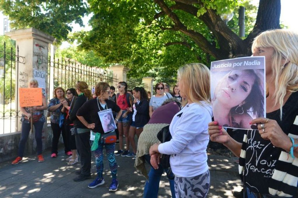 Familiares de Ferraresi, la chica apuñalada en Ensenada, marcharon a la fiscalía para pedir justicia