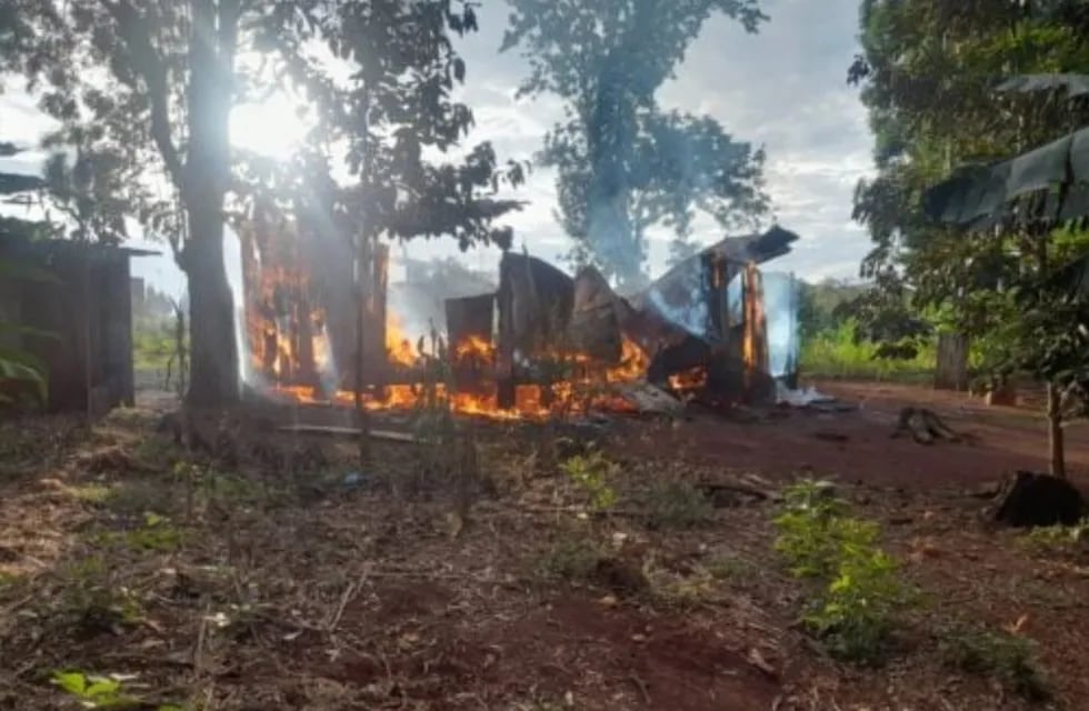 Guaraní: una vivienda fue arrasada por un incendio.