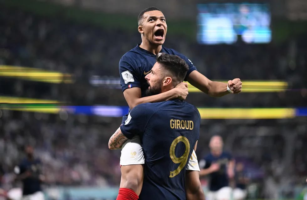 Mbappé festeja con Giroud el gol de Francia ante Polonia por los octavos de final del Mundial de Qatar.