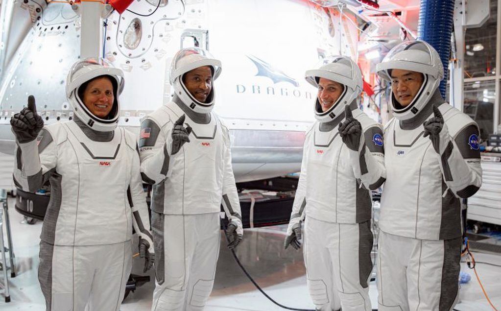 Los astronautas que llegarán hoy a la ISS: (desde la izq.) la especialista de misión Shannon Walker, el piloto Victor Glover, el comandante de la nave Crew Dragon Michael Hopkins y el especialista de misión de la Agencia de Exploración Aeroespacial Japonesa Soichi Noguchi.