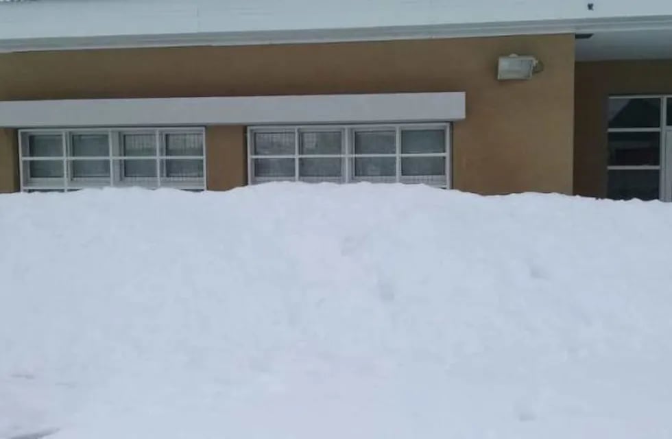 Escuela con nieve en Bariloche (Foto: Río Negro).