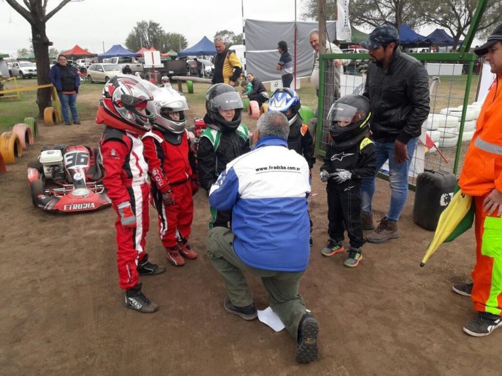 Los pilotos de la Monomarca Infantil dialogan con el comisario deportivo de la Federación de Automovilismo de Córdoba (FRADC).