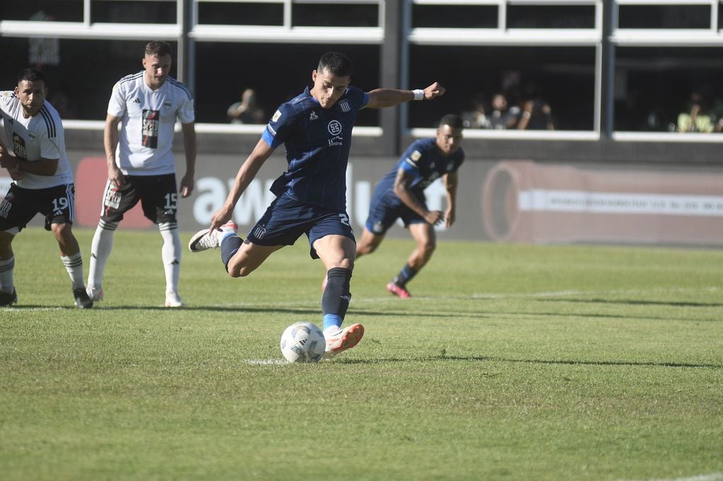 Ramón Sosa, de penal, marcó el 1-0 de Talleres ante Riestra en Buenos Aires, por la novena fecha de la Copa de la Liga Profesional. (Federico López Claro)