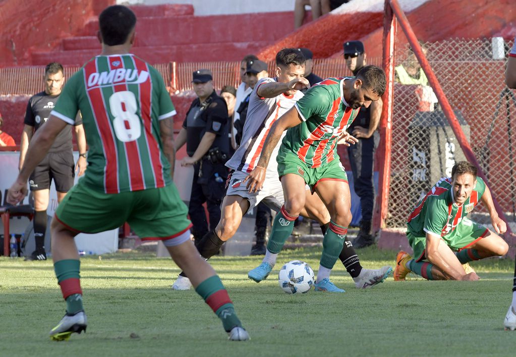 
Fútbol El Club Deportivo Maipú perdió frente al Club  Agropecuario, por la sexta fecha de la zona A de Primera Nacional

Foto: Orlando Pelichotti