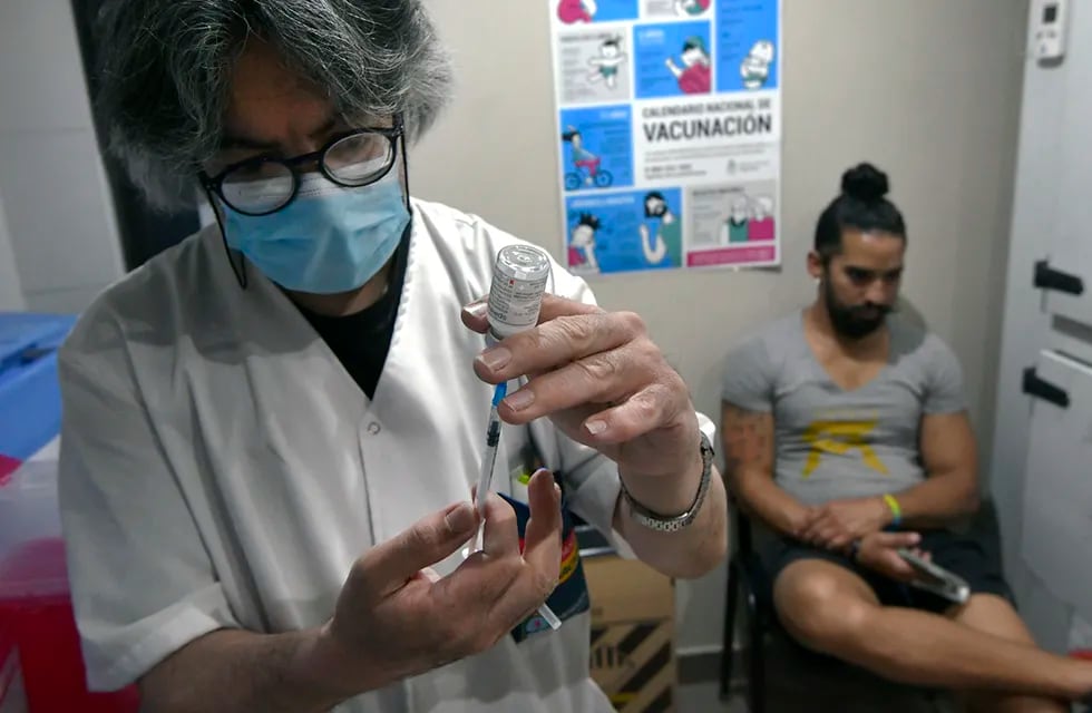 Continuaba esta mañana la vacunación e el Vacunatorio Central, contra Covid 19, para completar el esquema con el inoculante de Moderna.


Foto: Orlando Pelichotti