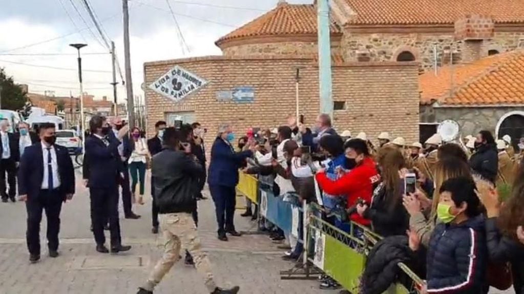 El presidente Alberto Fernández saludó a vecinos de La Quiaca a poco de arribar a la ciudad este domingo.