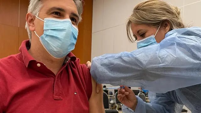 El intendente Martín Llaryora, recibiendo la primera dosis de la vacuna. (Prensa Municipalidad)