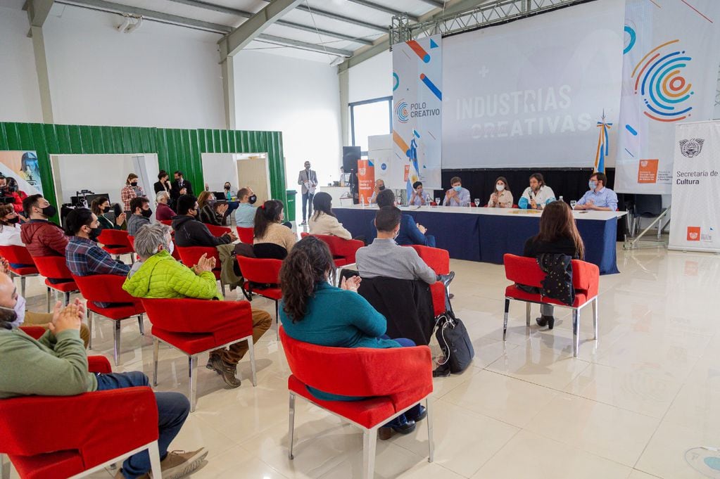 La reunión y la firma del convenio junto a AWS, se realizó en las instalaciones del Polo Creativo de Ushuaia.