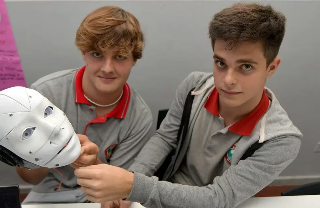 Dos mendocinos de 17 años crearon un robot que puede interpretar en Lengua de Señas
