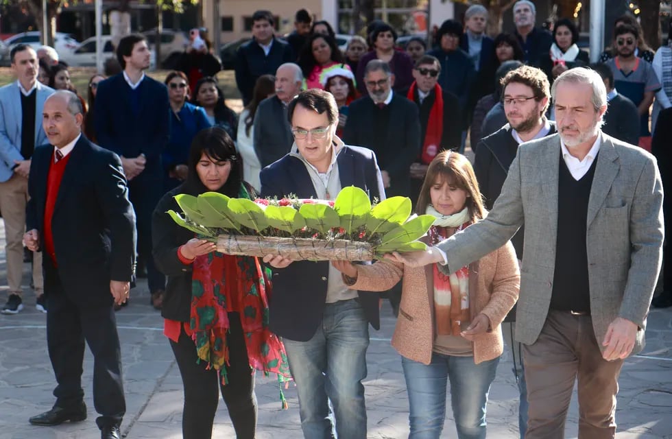 Concejales de San Salvador de Jujuy depositaron una ofrenda floral al pie del monumento a Hipólito Yrigoyen.