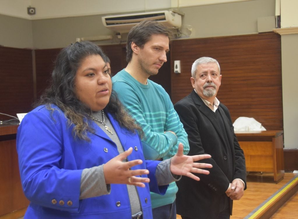 Los diputados provinciales Agustina Guzmán, Adriano Morone y Guido Luna fueron los encargados de guiar el recorrido por el edificio legislativo y explicar a los jóvenes el funcionamiento de la institución parlamentaria.