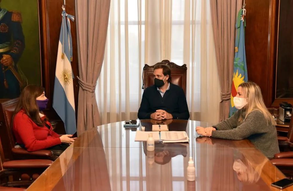 El intendente Julio Garro junto a Carolina Píparo y Estela Díaz (Municipalidad de La Plata)