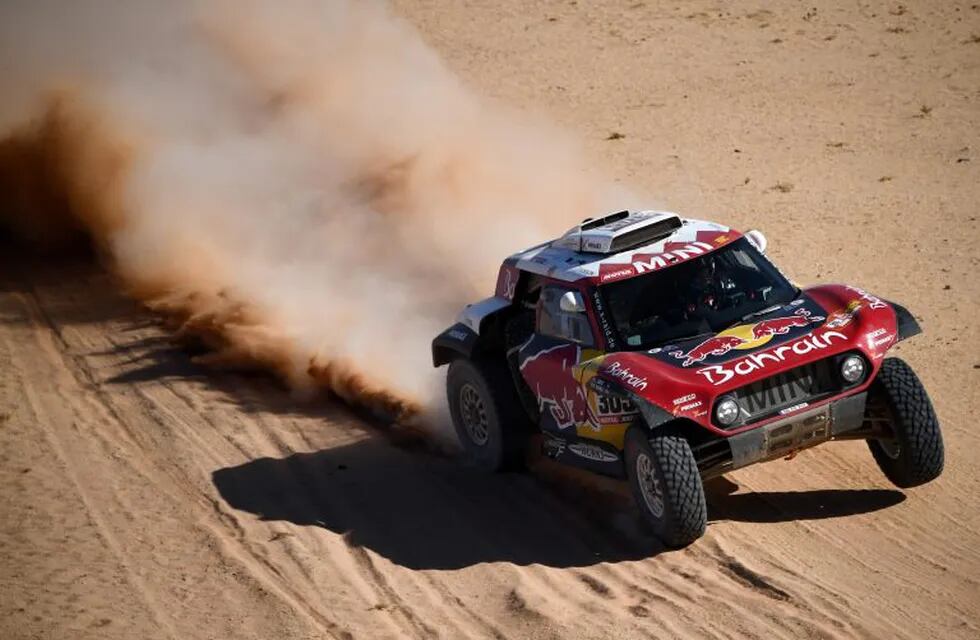 TOPSHOT - Mini's Spanish drivers Carlos Sainz and co-driver Lucas Cruz compete during the Stage 4 of the Dakar 2020 between Neom and Al-Ula, Saudi Arabia, on January 8, 2020. (Photo by FRANCK FIFE / AFP)