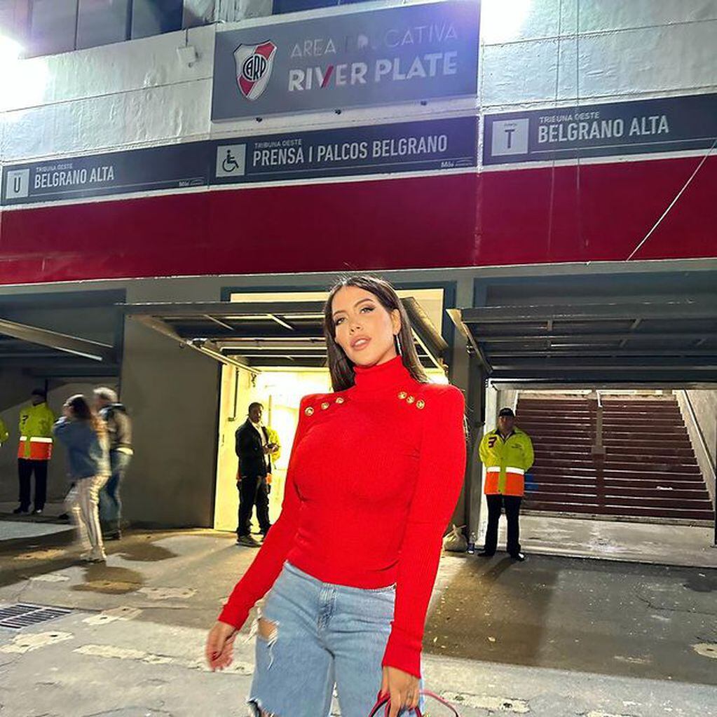La empresaria sorprendió con su look en las afueras del estadio Monumental donde se realizó el superclásico entre River Plate y Boca Juniors. / Foto: Instagram