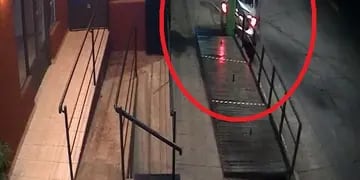 Video: perdió el control del vehículo y colisionó contra un poste de luz