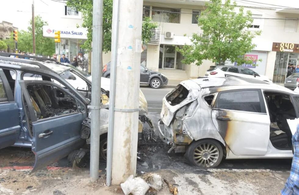 Dos autos incinerados en barrio General Paz.