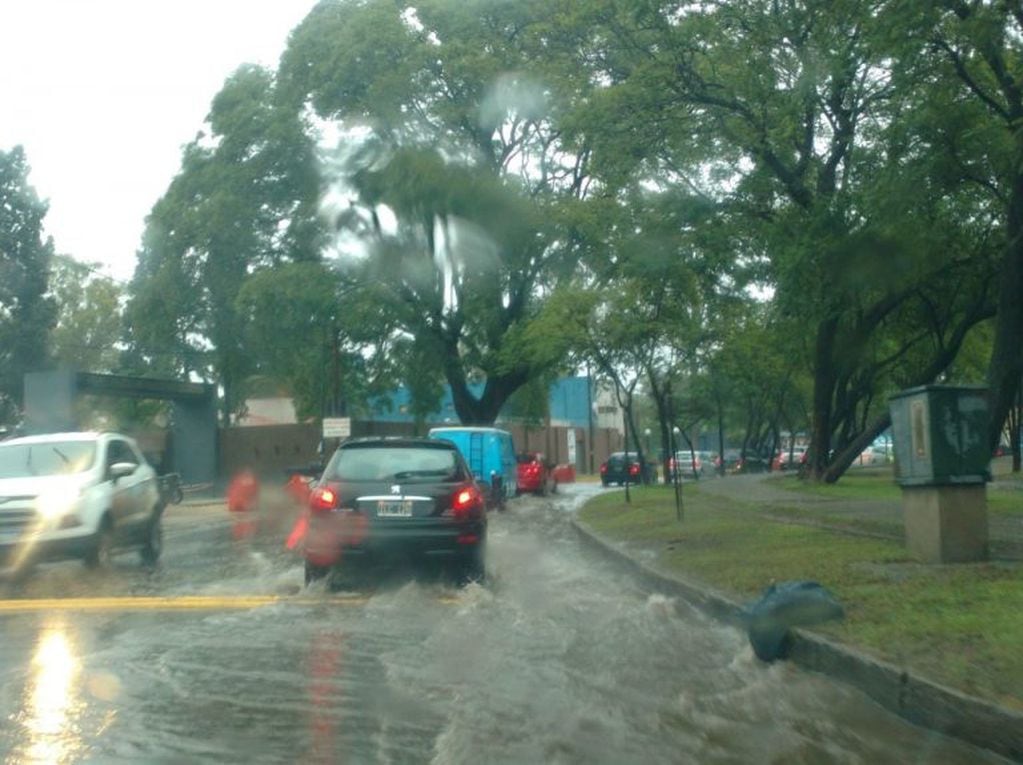 La lluvia comenzó a generar problemas en Córdoba, sobre todo en el tránsito por las calles de la ciudad.