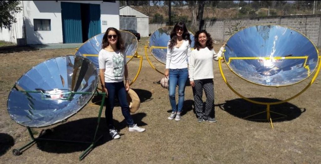 Las ingenieras Marta de la Torre y Paula Martín Posse, y la economista Consuelo García, con los artefactos solares de la Fundación EcoAndina.