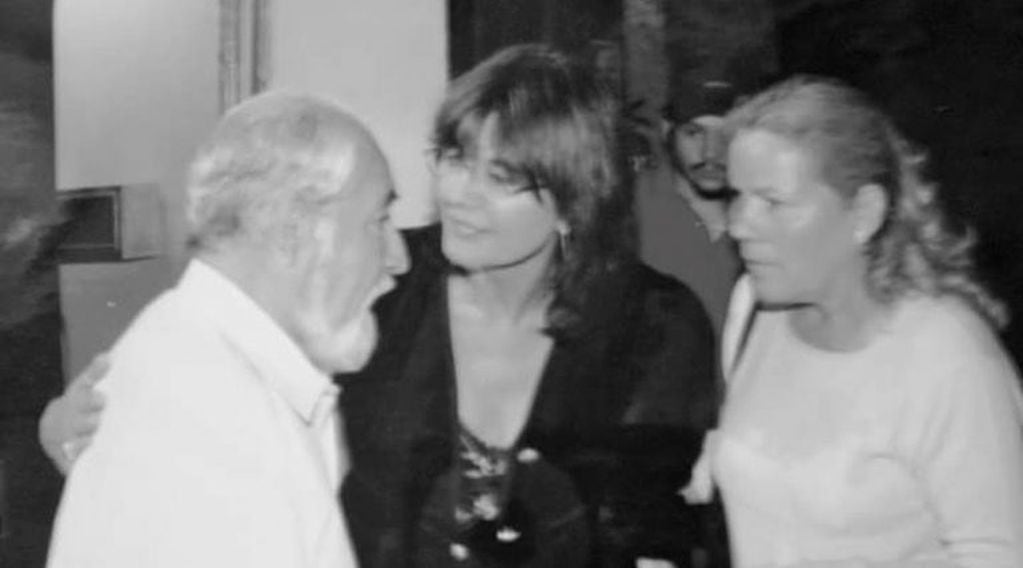 Fotografía tomada hace años, en la que aparece la actual secretaria de Cultura con el poeta Bustriazo Ortiz (Adriana Maggio)