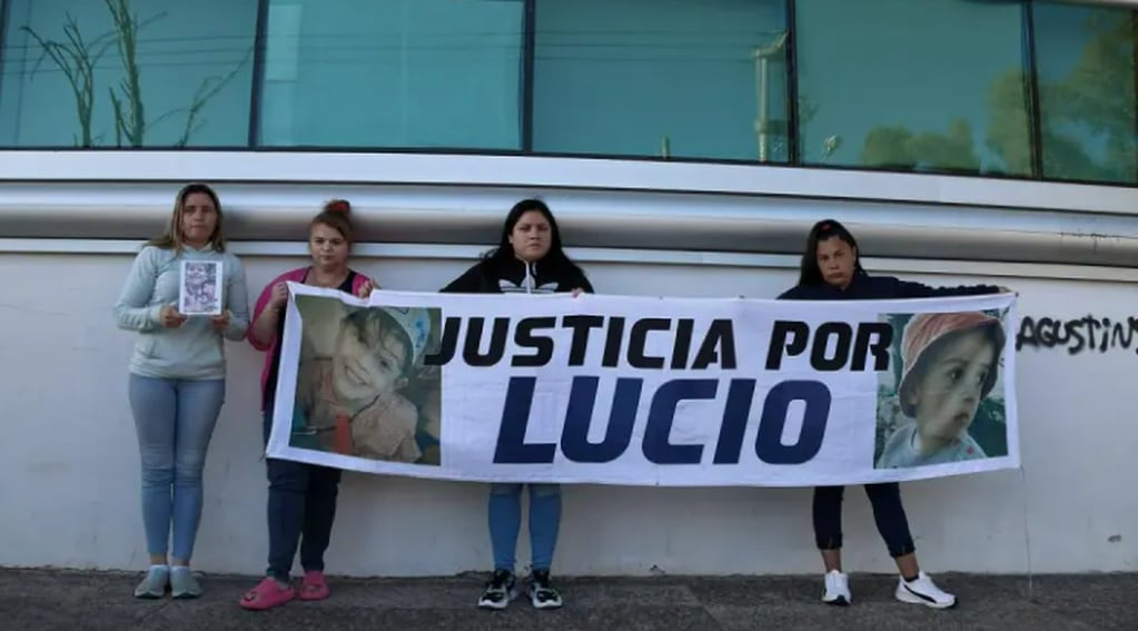 Varios manifestantes se hicieron presentes afuera del Palacio Judicial con carteles en apoyo de la familia Dupuy.