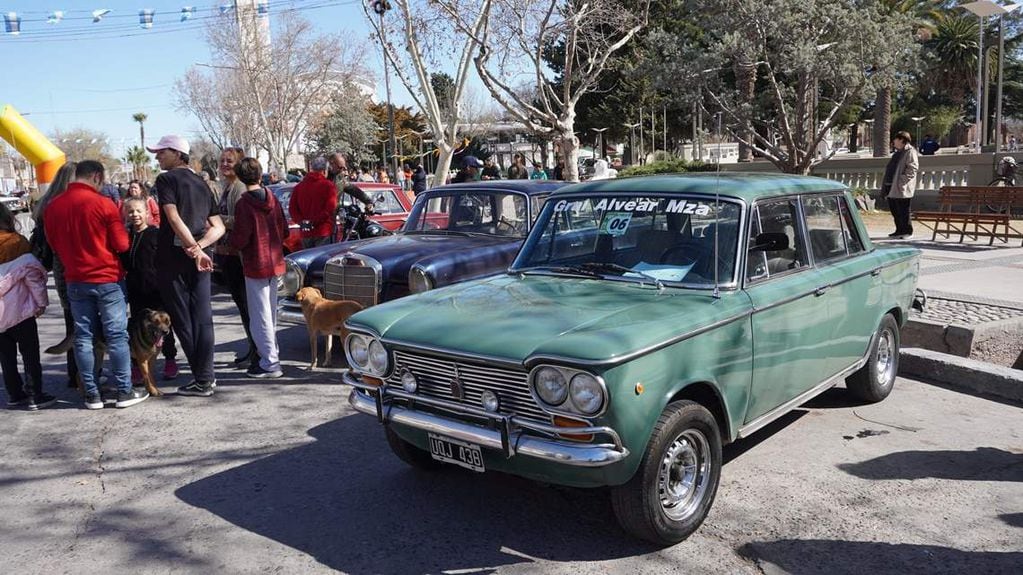 Imperdible. Los autos y motos antiguos son un atractivo para grandes y chicos en General Alvear.