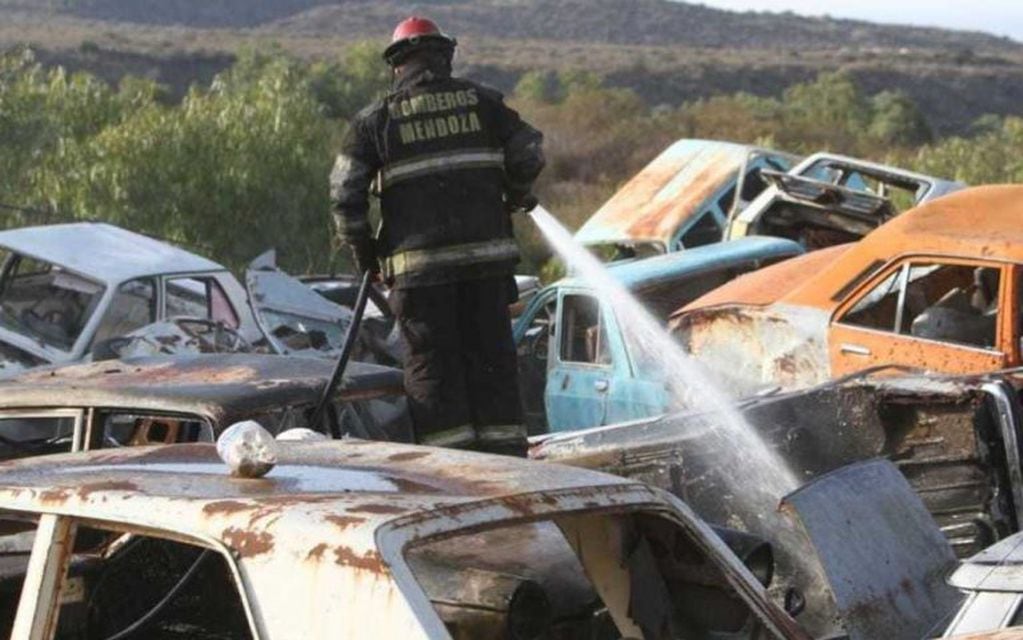 Fuego e incendio en vehículos secuestrados en la Playa San Agustín.