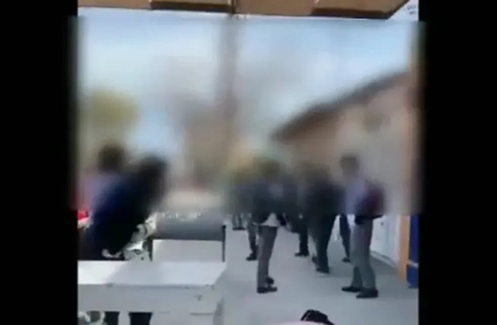 Pelea de alumnos de un colegio privado de San Juan en la calle. /Captura de Video.