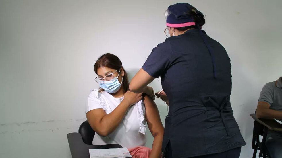 El Ministerio de Salud de Santa Fe determinó la aplicación libre de cuarta dosis de la vacuna contra el COVID-19.