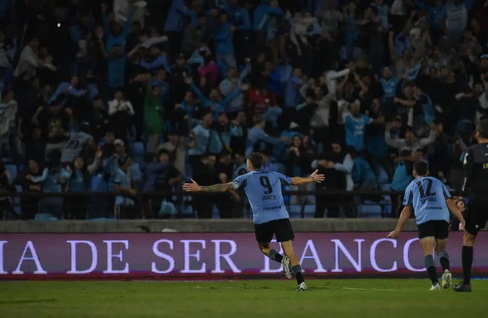 Una costumbre. Pablo Vegetti festejando un gol, para el 1 a 0 ante Newell's. (Facundo Luque / La Voz).