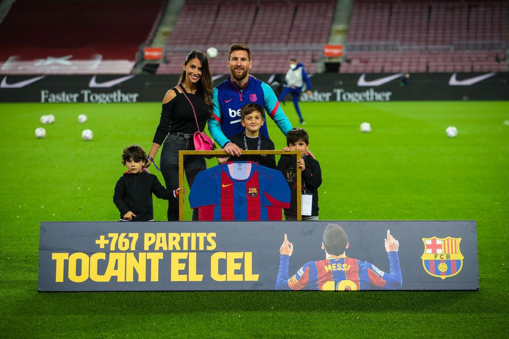 La familia rosarina disfrutó de un breve homenaje en el Camp Nou. (@fcbarcelona_es)