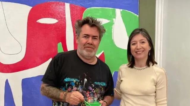 El artista plástico Milo Lockett pintó un mural en el Hospital de Puerto Esperanza