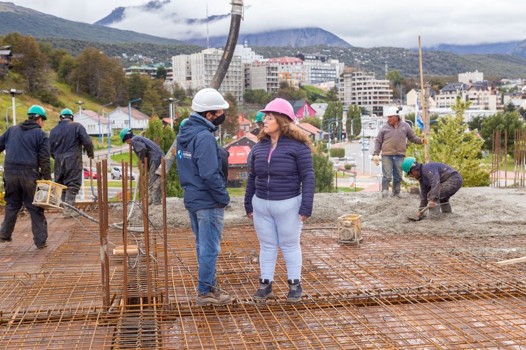 La ministra de Obras y Servicios Públicos de la Provincia, Gabriela Castillo, recorrió las obras en el HRU.