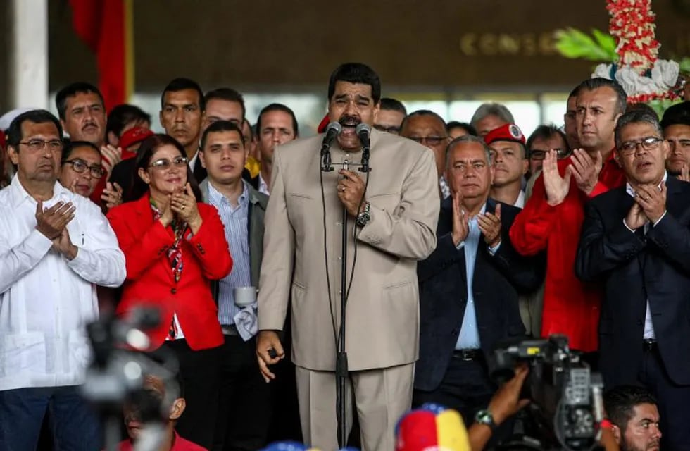 CAR29 - CARACAS (VENEZUELA), 03/05/2017.- El presidente de venezuela, Nicolu00e1s Maduro (c); su esposa, la diputada Cilia Adela Flores de Maduro (3-i) y el vicepresidente de Venezuela, Tareck El Aissami, (2-d) participan hoy, miu00e9rcoles 3 de mayo de 2017, en un acto en el exterior de la sede del Consejo Nacional Electoral (CNE) en Caracas (Venezuela). Maduro aseguró hoy que desde la oposición política ha surgido una 