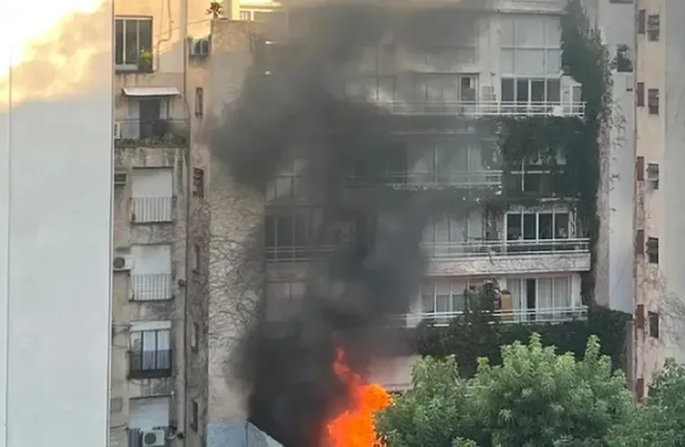 Un edificio de ocho pisos se incendió este sábado en Palermo.